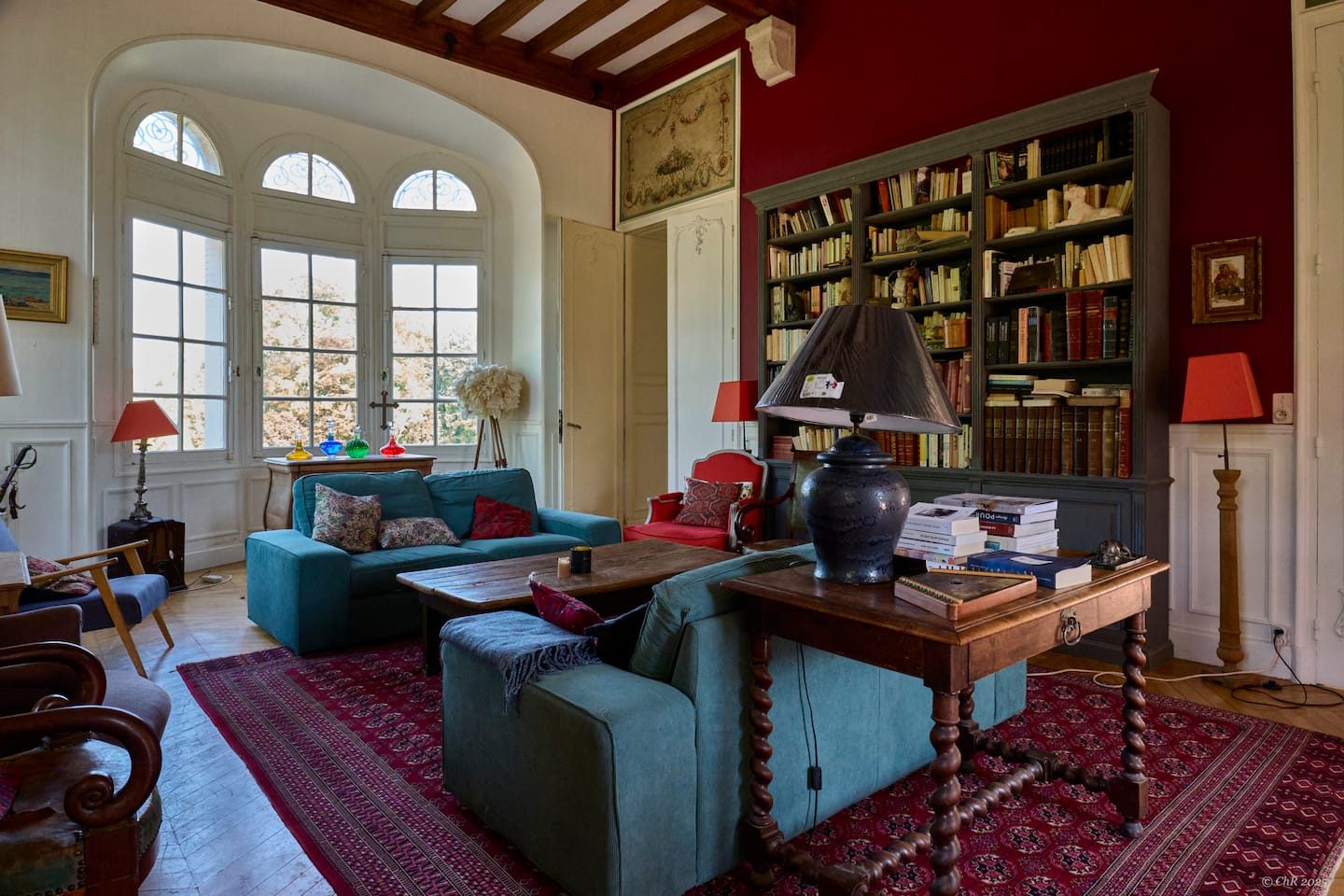 La bibliothèque et les fenêtres cintrées du salon