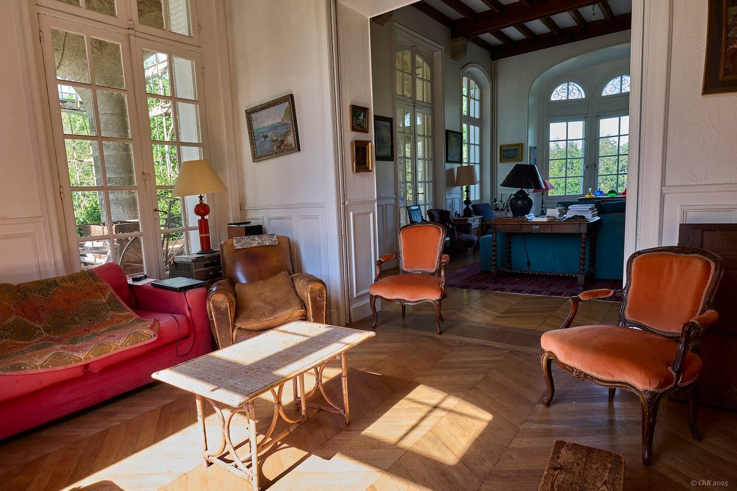 Le petit salon et ses fauteuils orangés au soleil