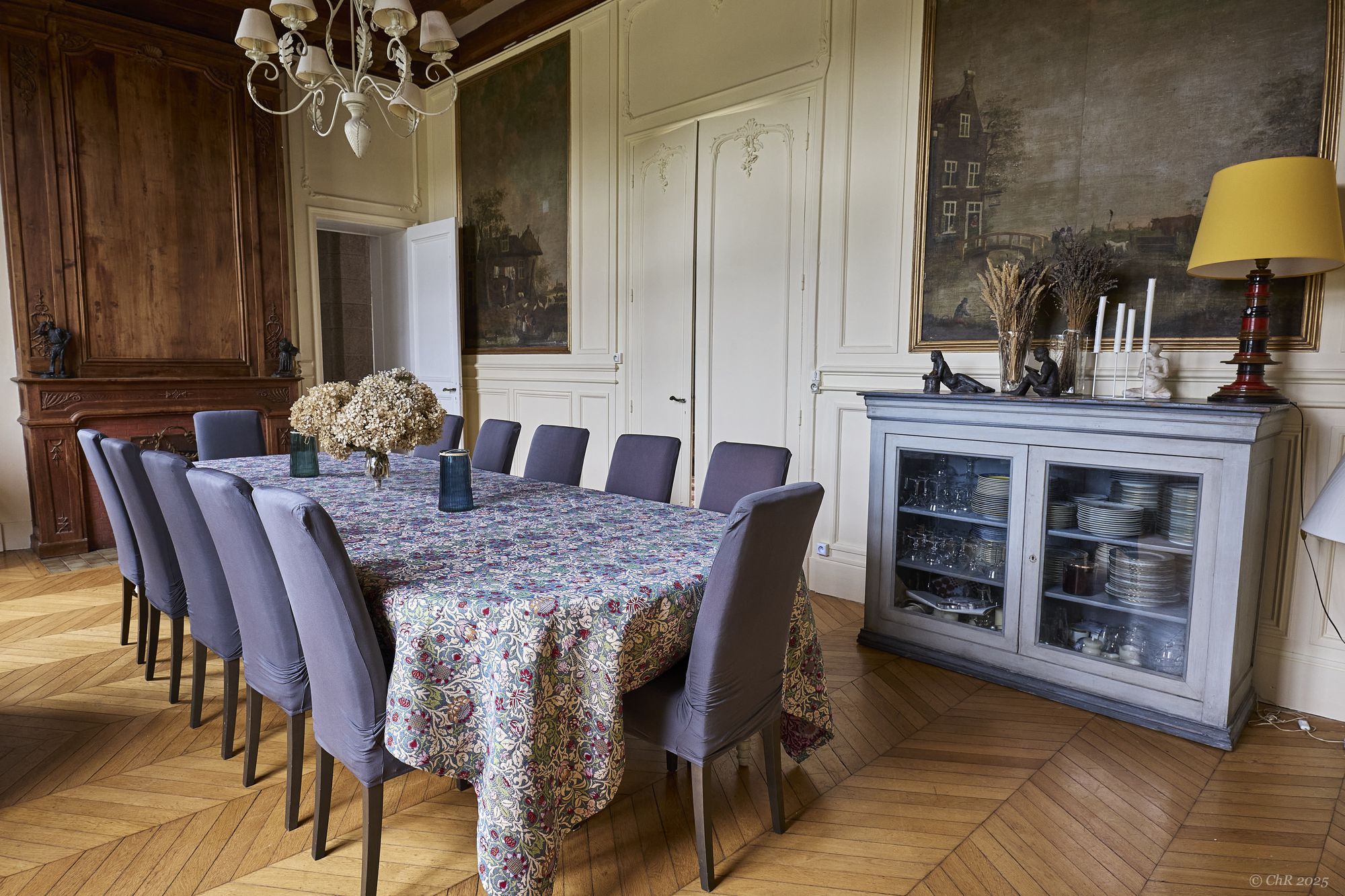 La salle à manger, son buffet vitré et ses poutres